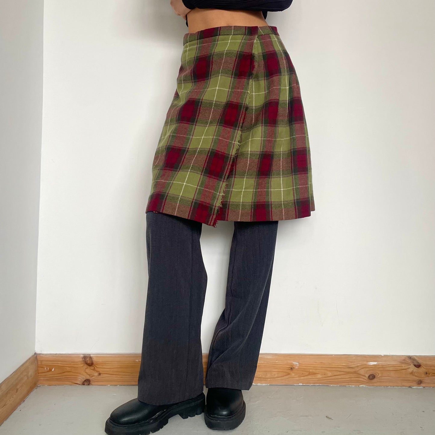 90's Plaid Tartan Kilt Midi Skirt - Size S