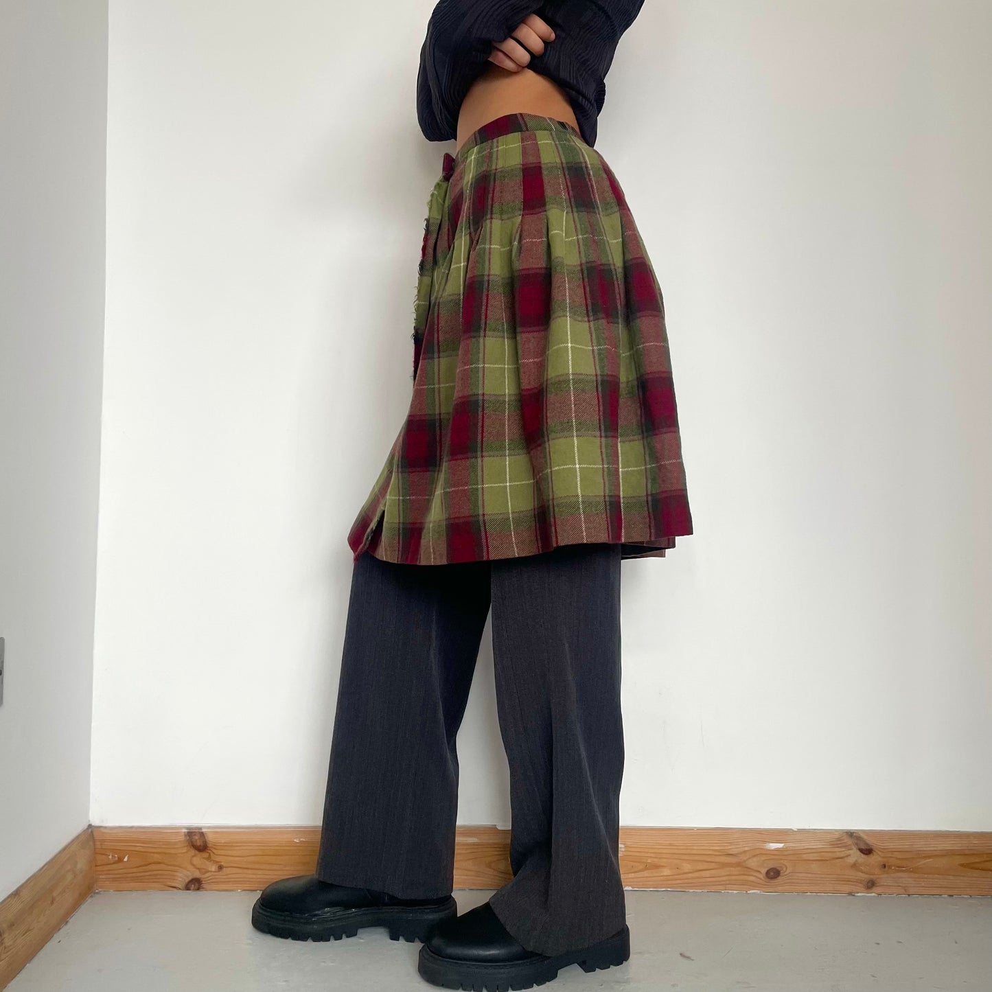 90's Plaid Tartan Kilt Midi Skirt - Size S