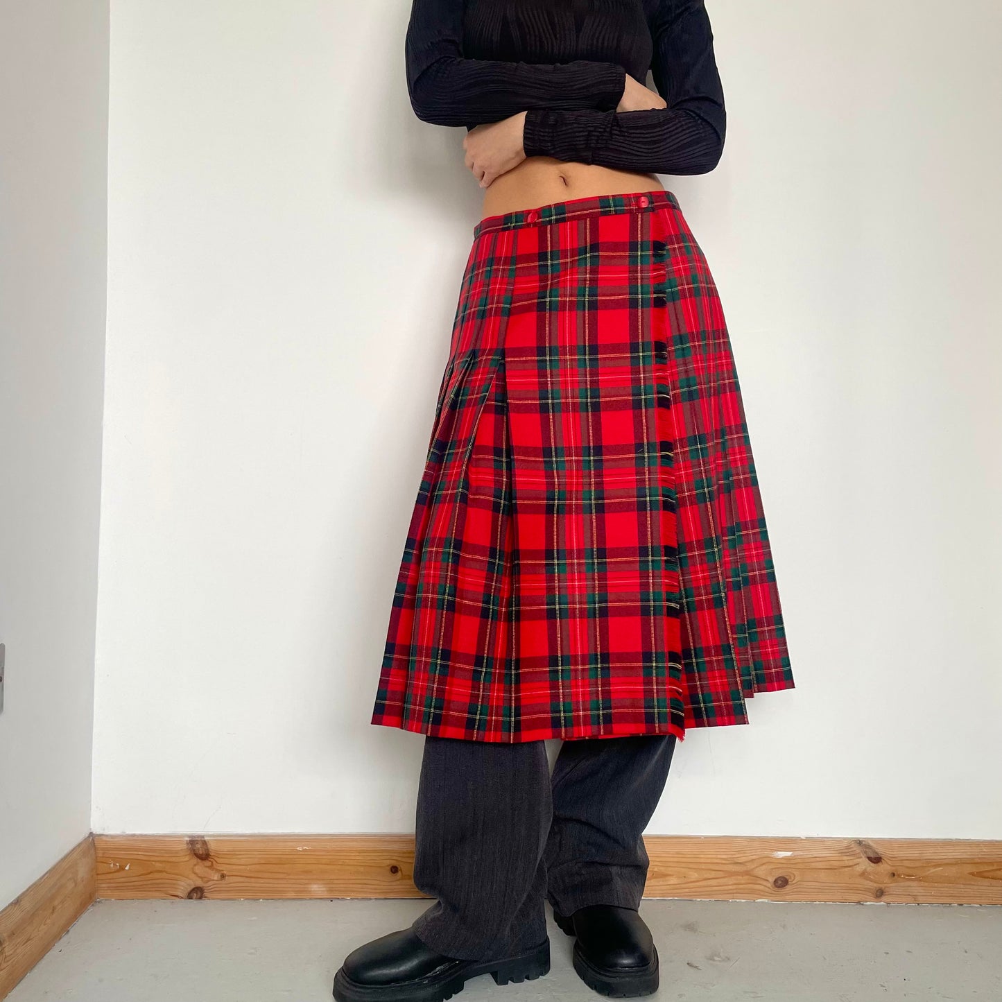 90's Plaid Tartan Kilt Midi Skirt - Size M