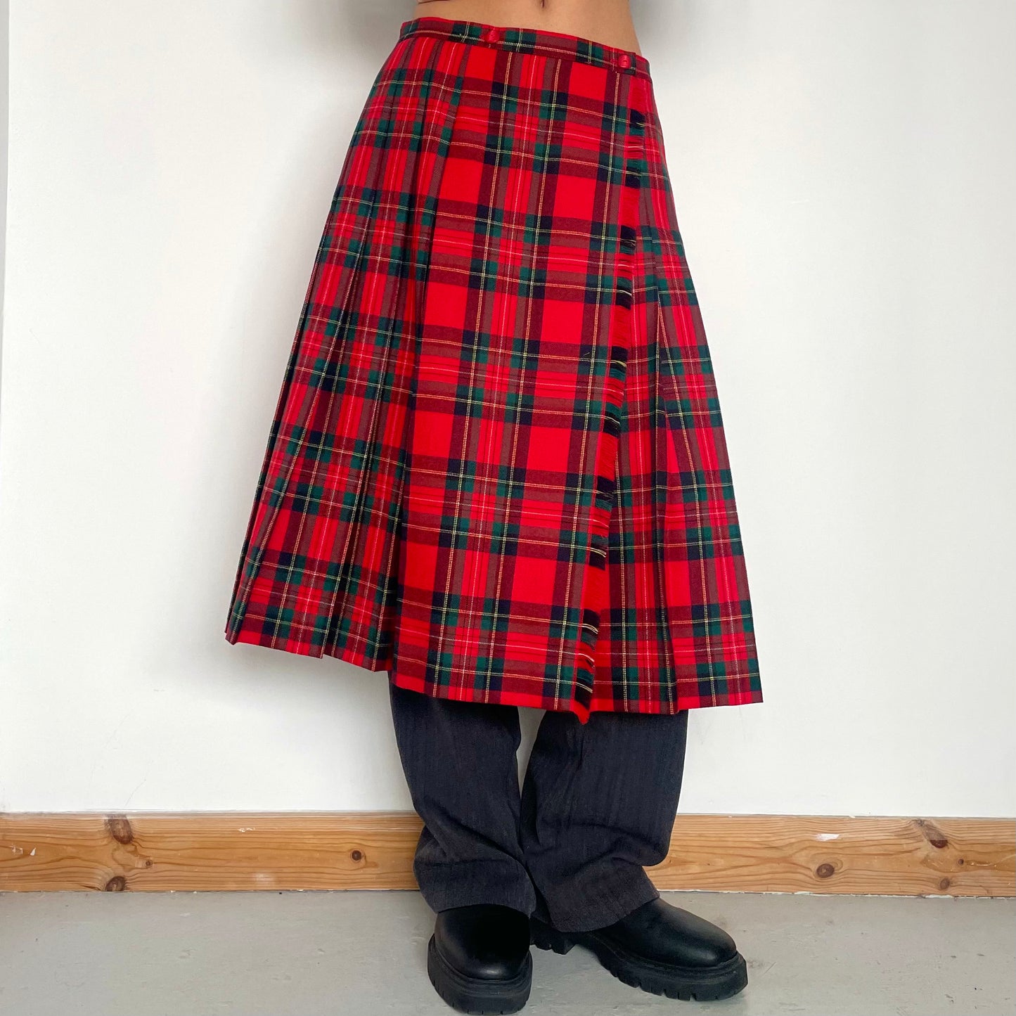 90's Plaid Tartan Kilt Midi Skirt - Size M