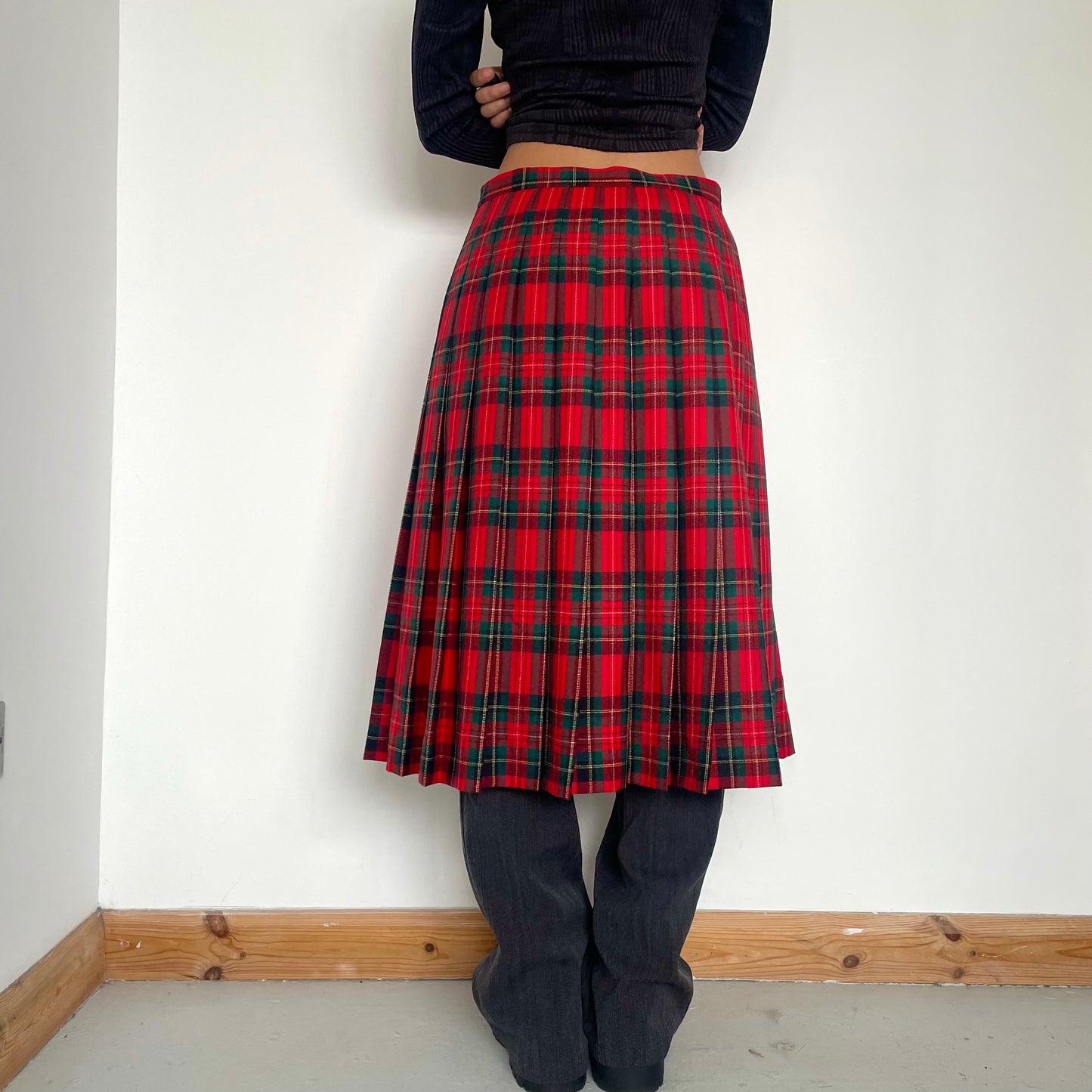 90's Plaid Tartan Kilt Midi Skirt - Size M