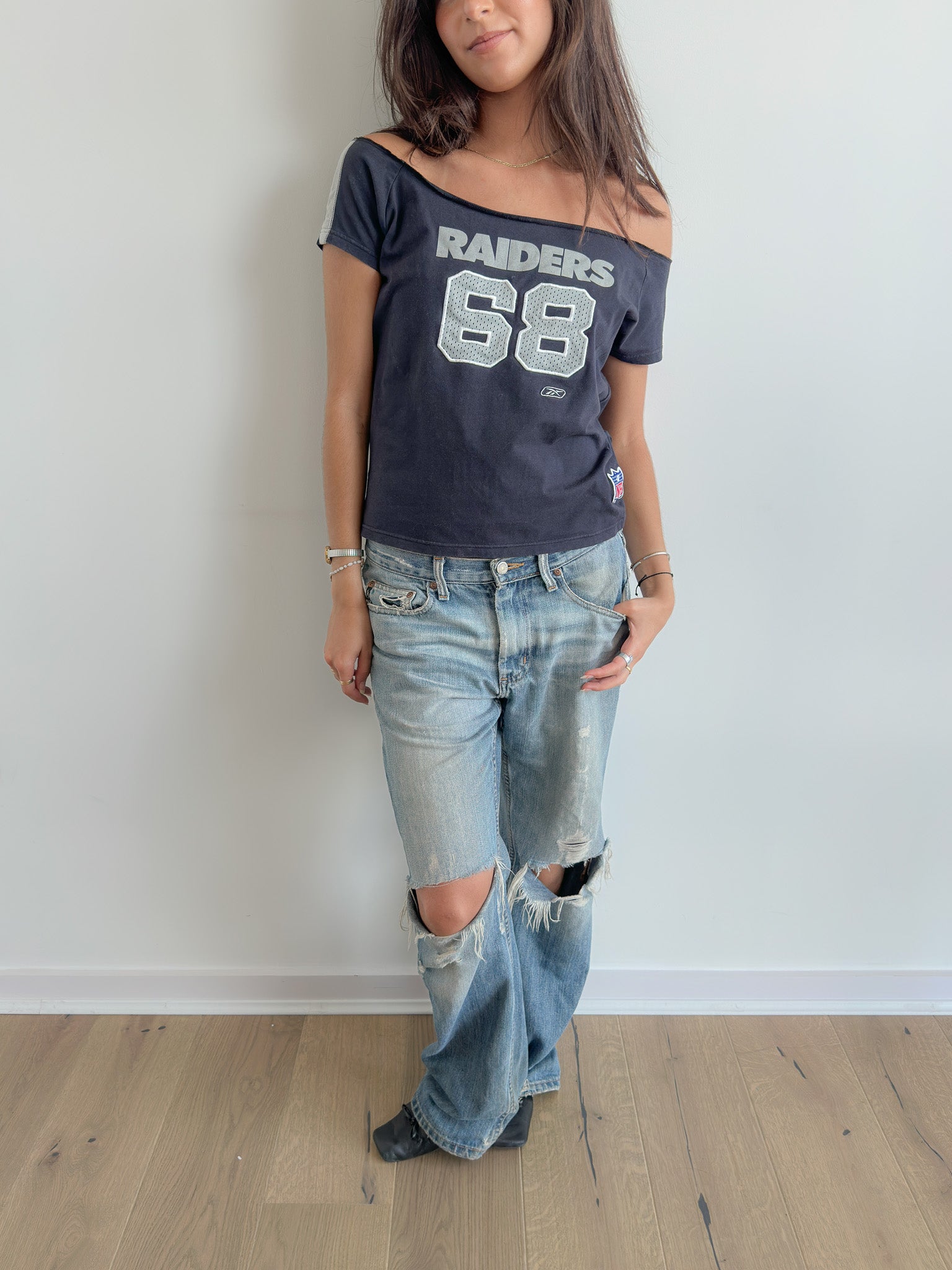 sporty off shoulder tee / size s-m