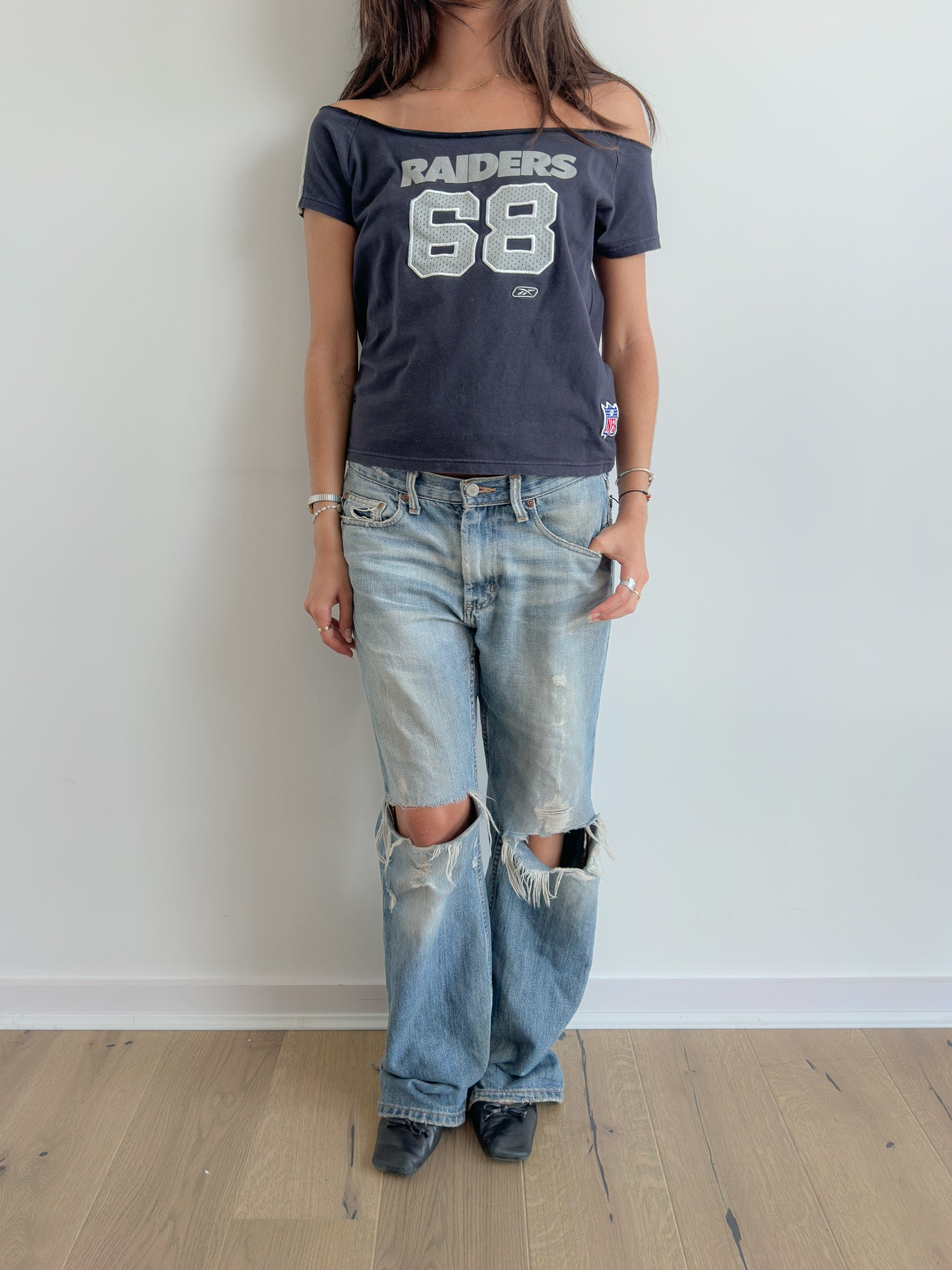 sporty off shoulder tee / size s-m