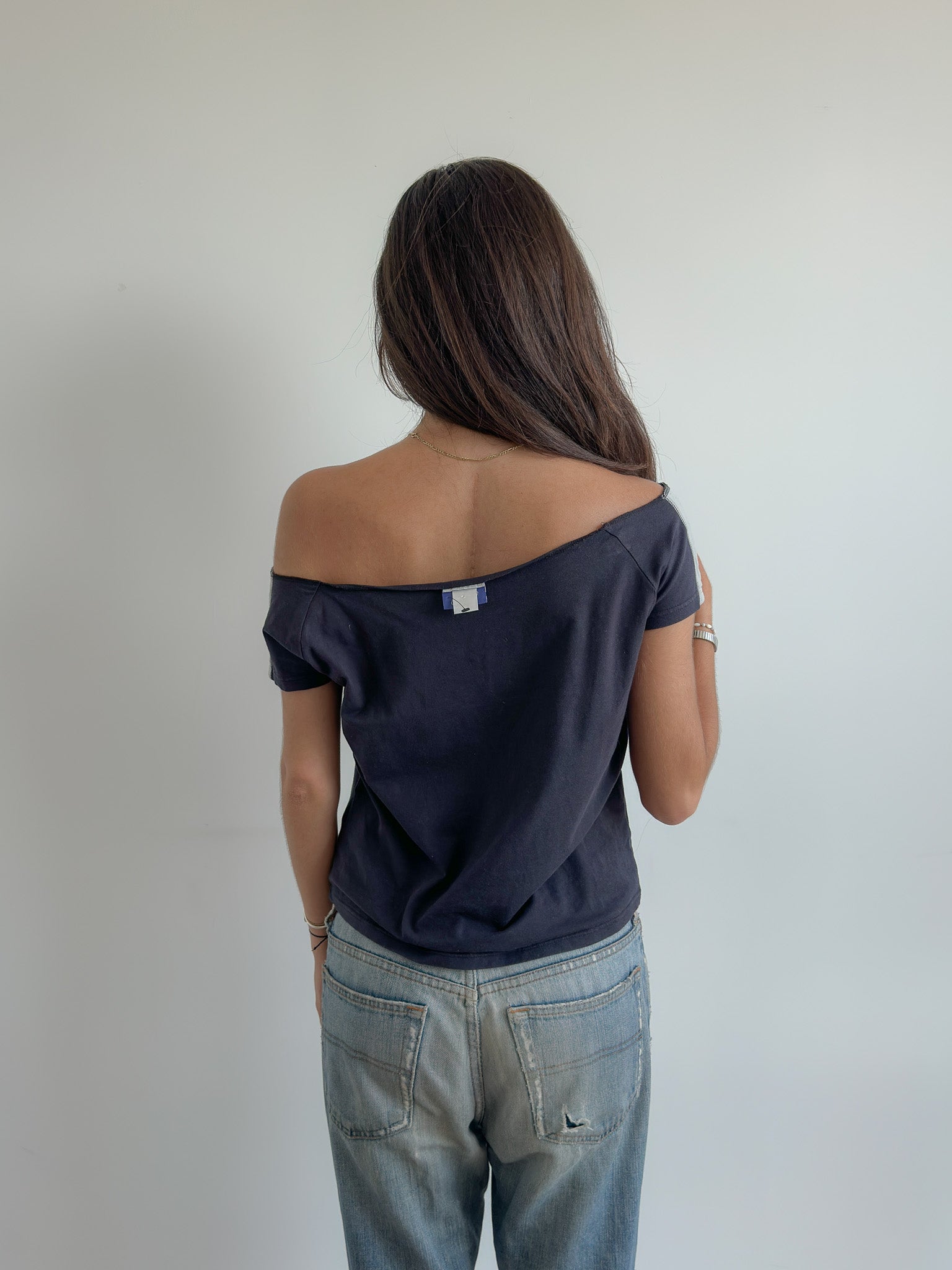 sporty off shoulder tee / size s-m