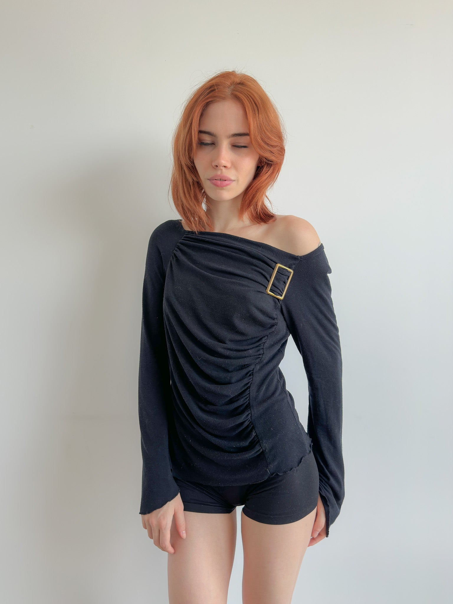 off shoulder ruched top / size s-m