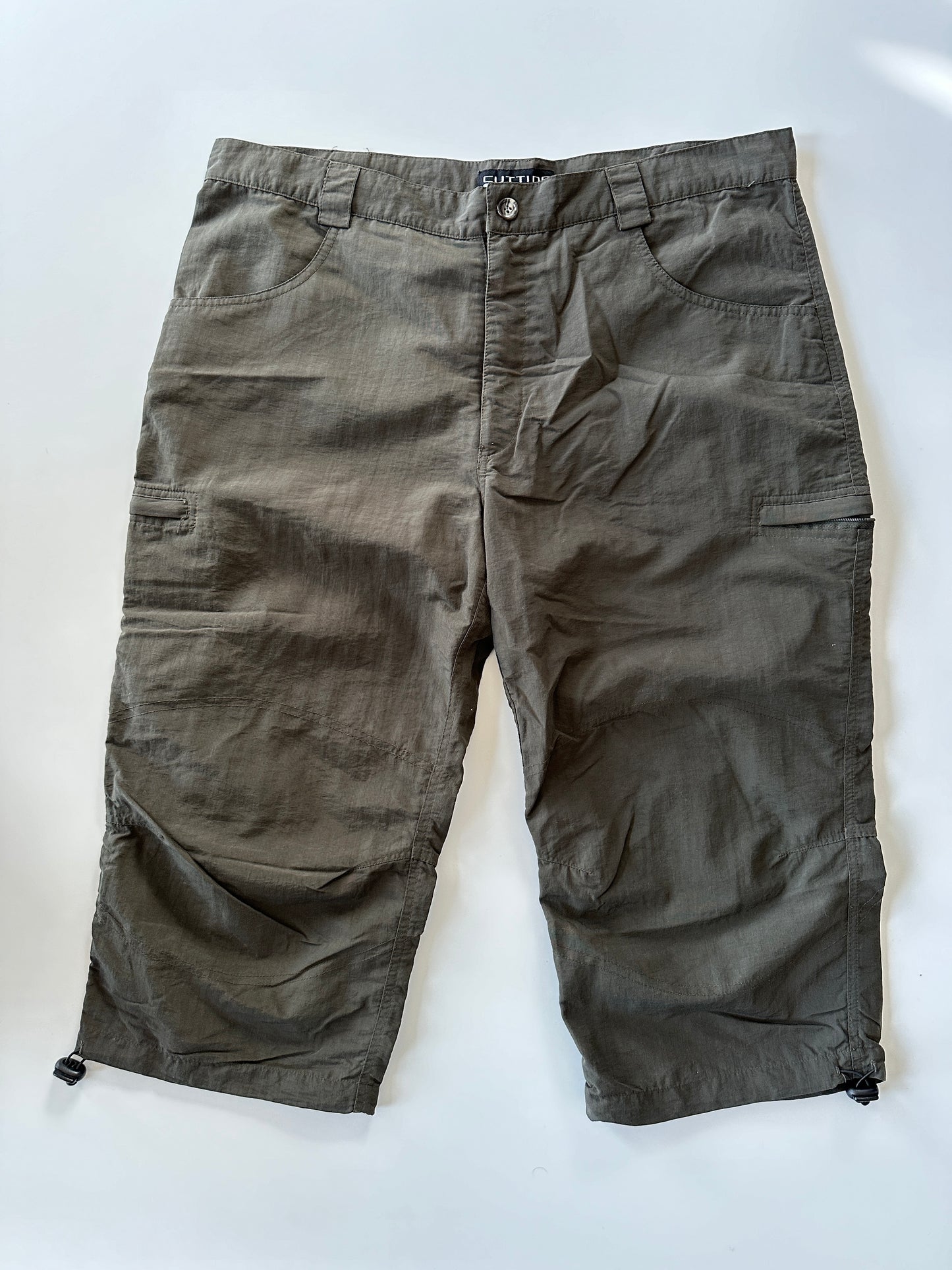 Toggle Cargo Capris • Size L