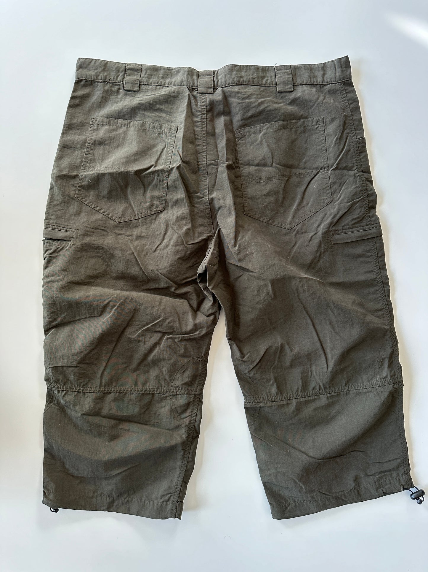 Toggle Cargo Capris • Size L