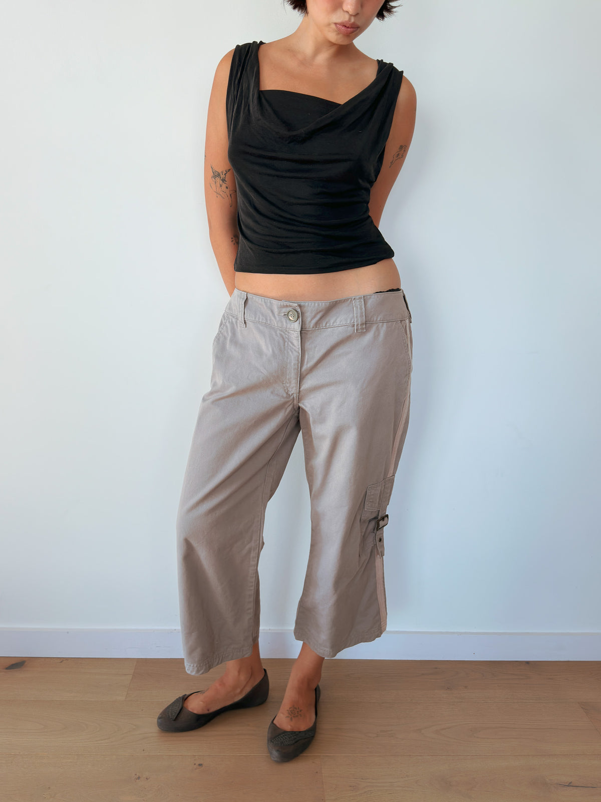 low rise capri cargos — size M-L