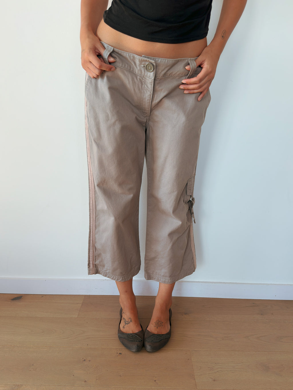 low rise capri cargos — size M-L