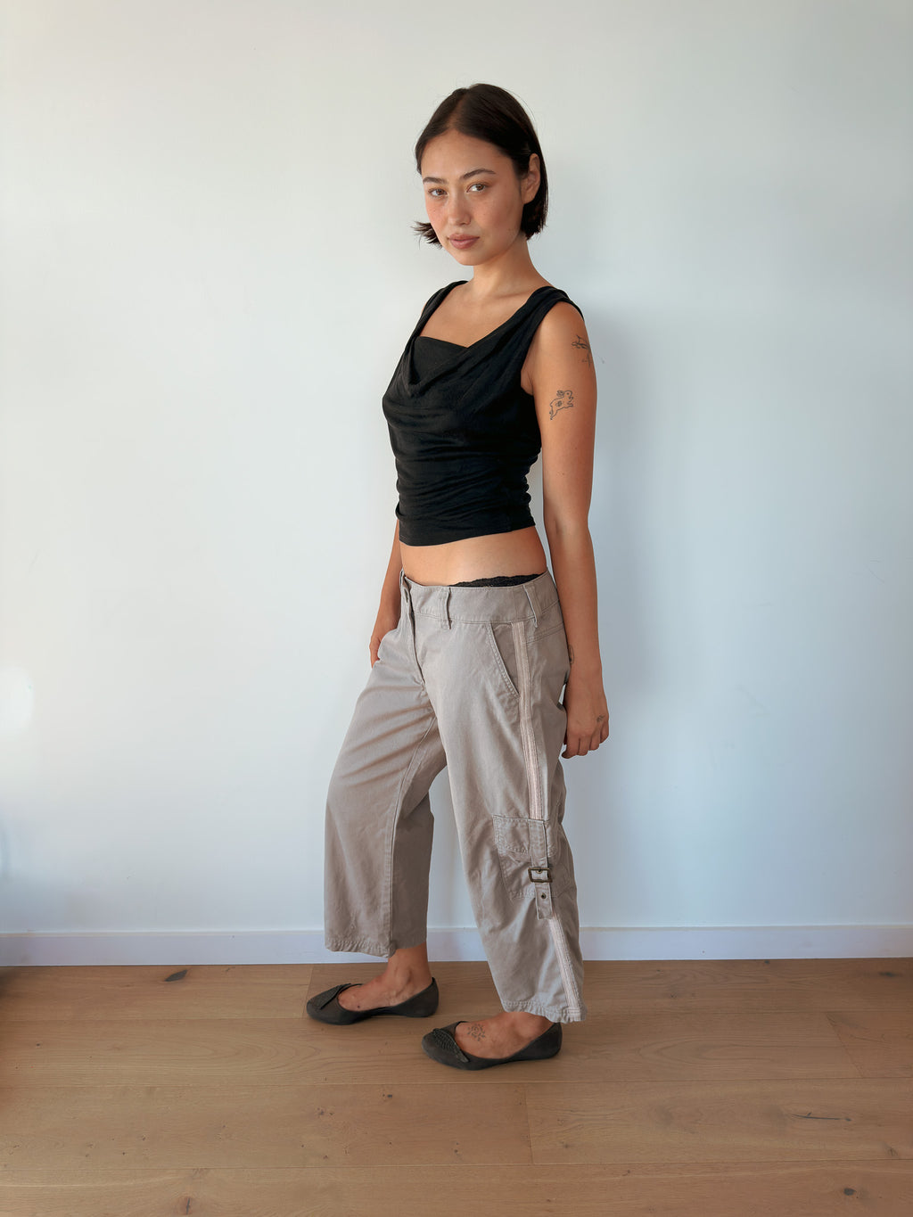 low rise capri cargos — size M-L