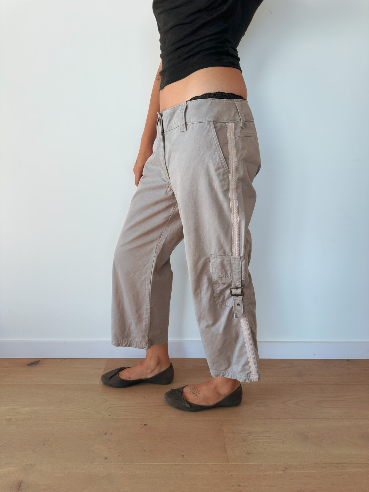 low rise capri cargos — size M-L