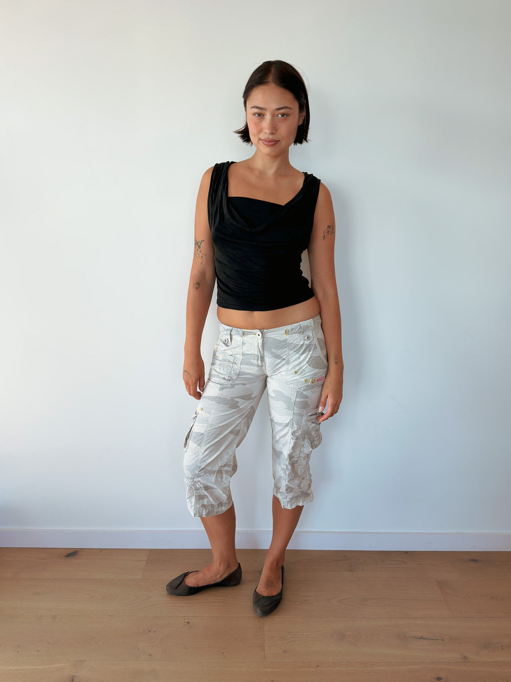 low rise camo capris — size XS