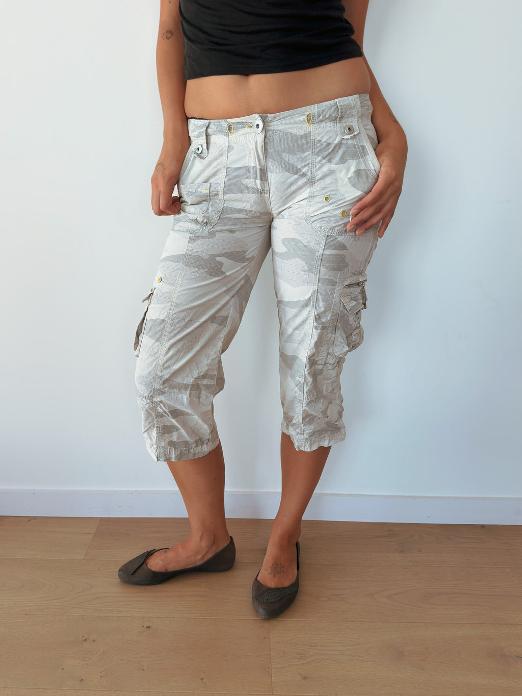 low rise camo capris — size XS