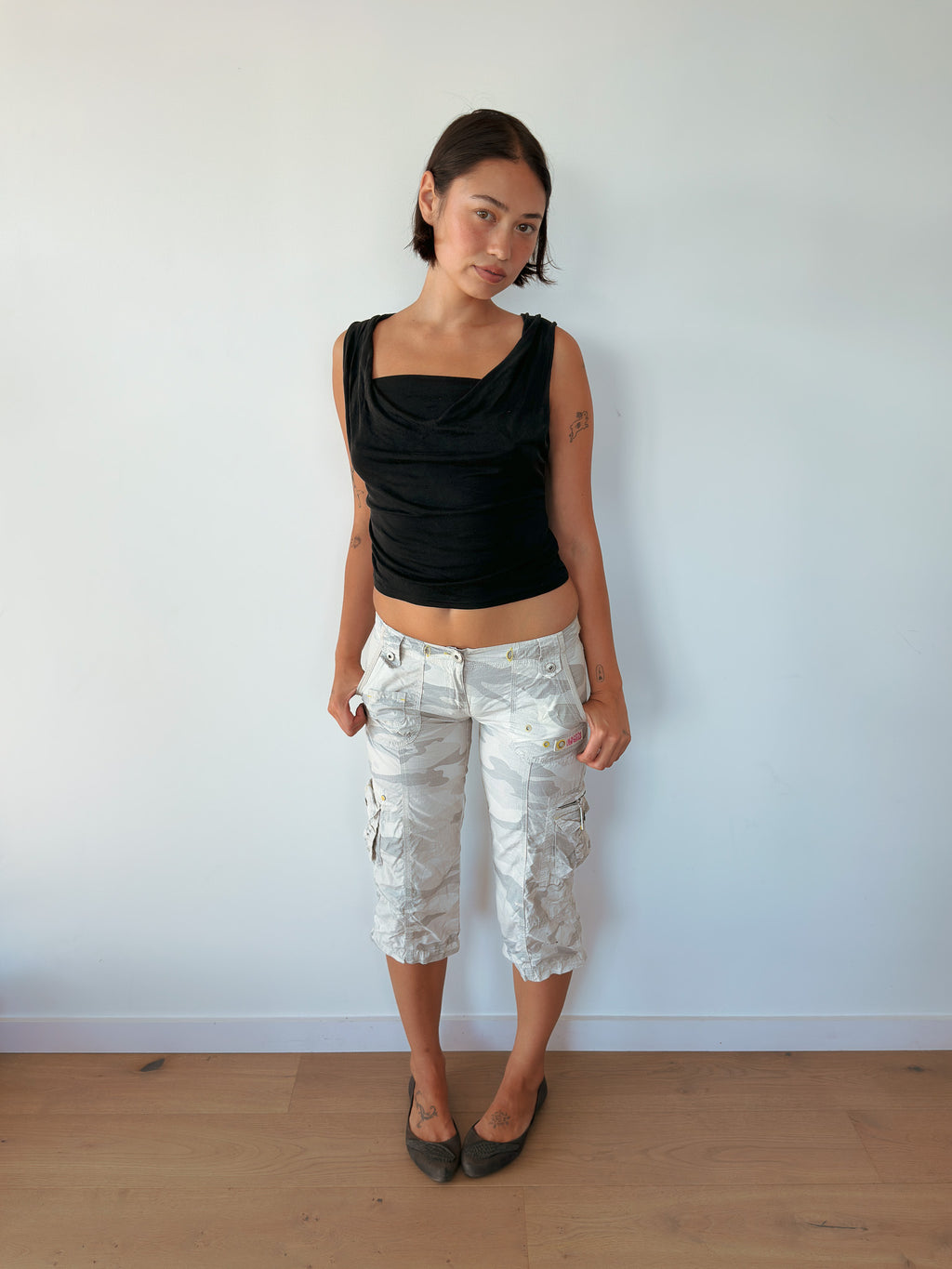 low rise camo capris — size XS