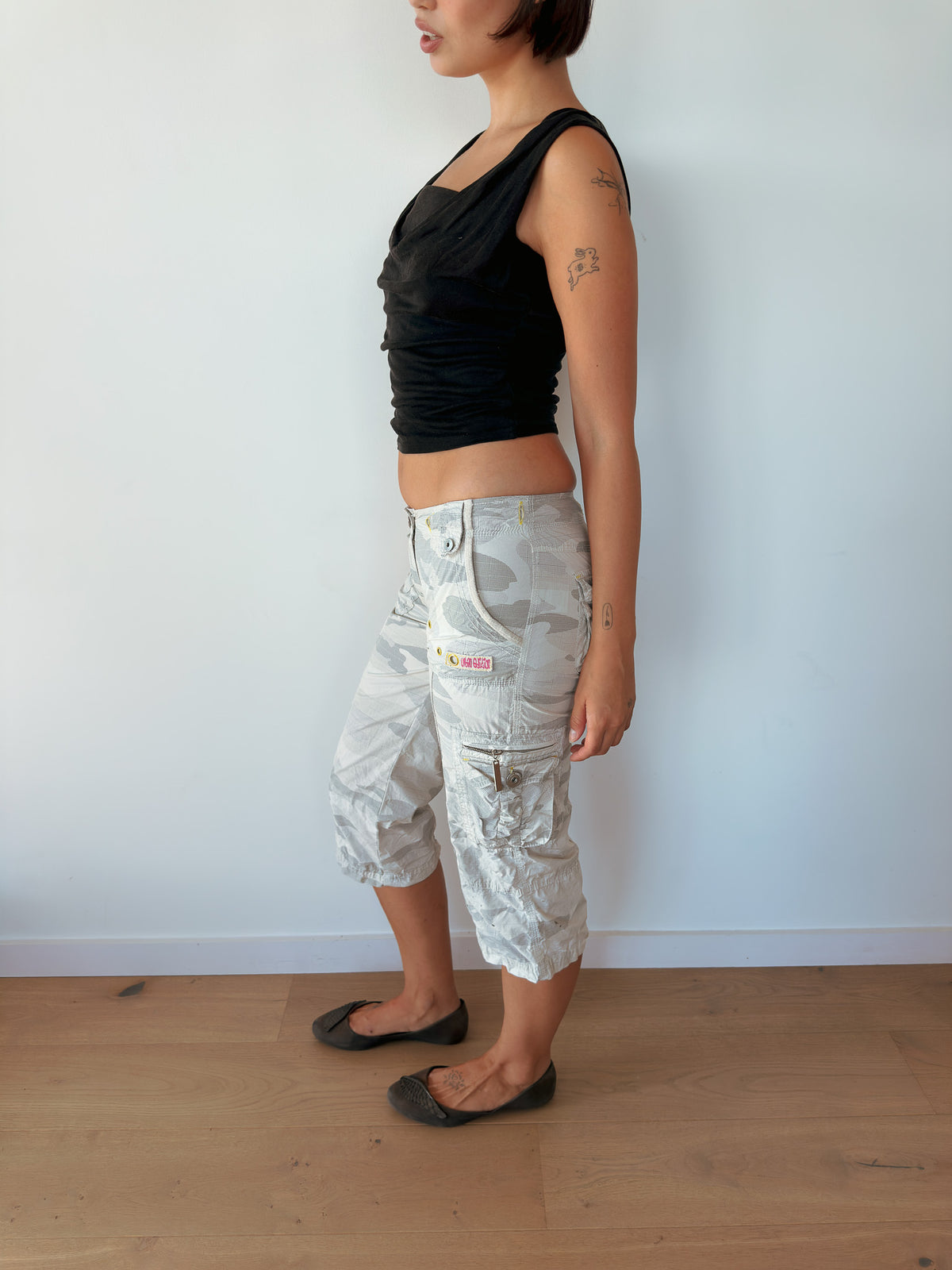 low rise camo capris — size XS