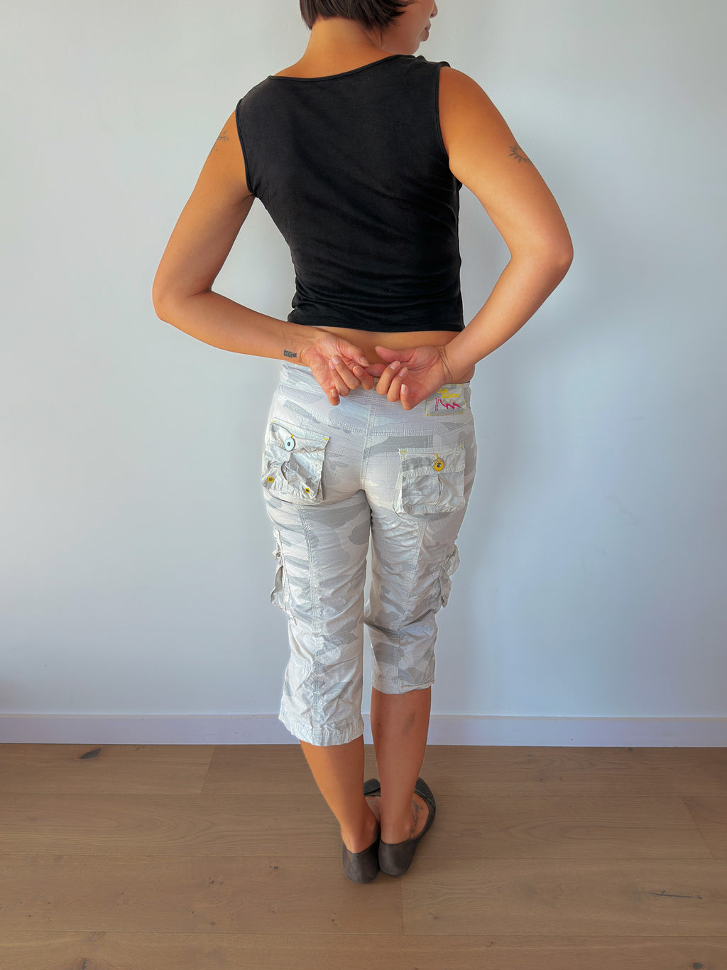 low rise camo capris — size XS