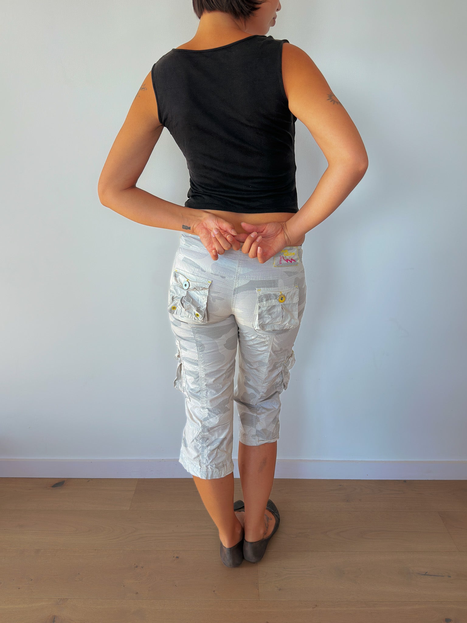low rise camo capris — size XS