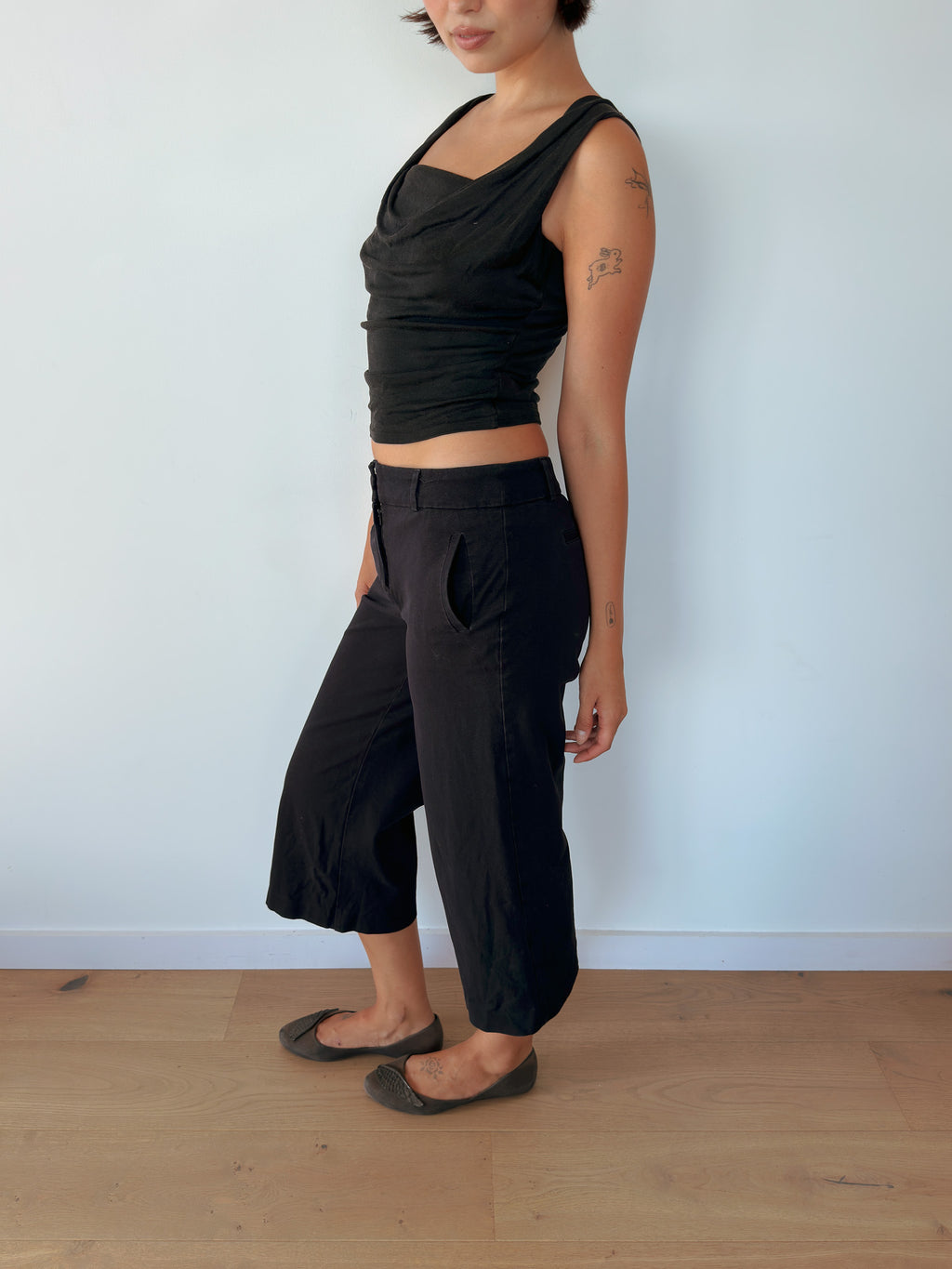 low rise wide leg capris — size S