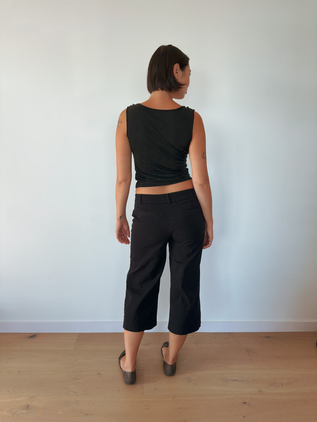 low rise wide leg capris — size S