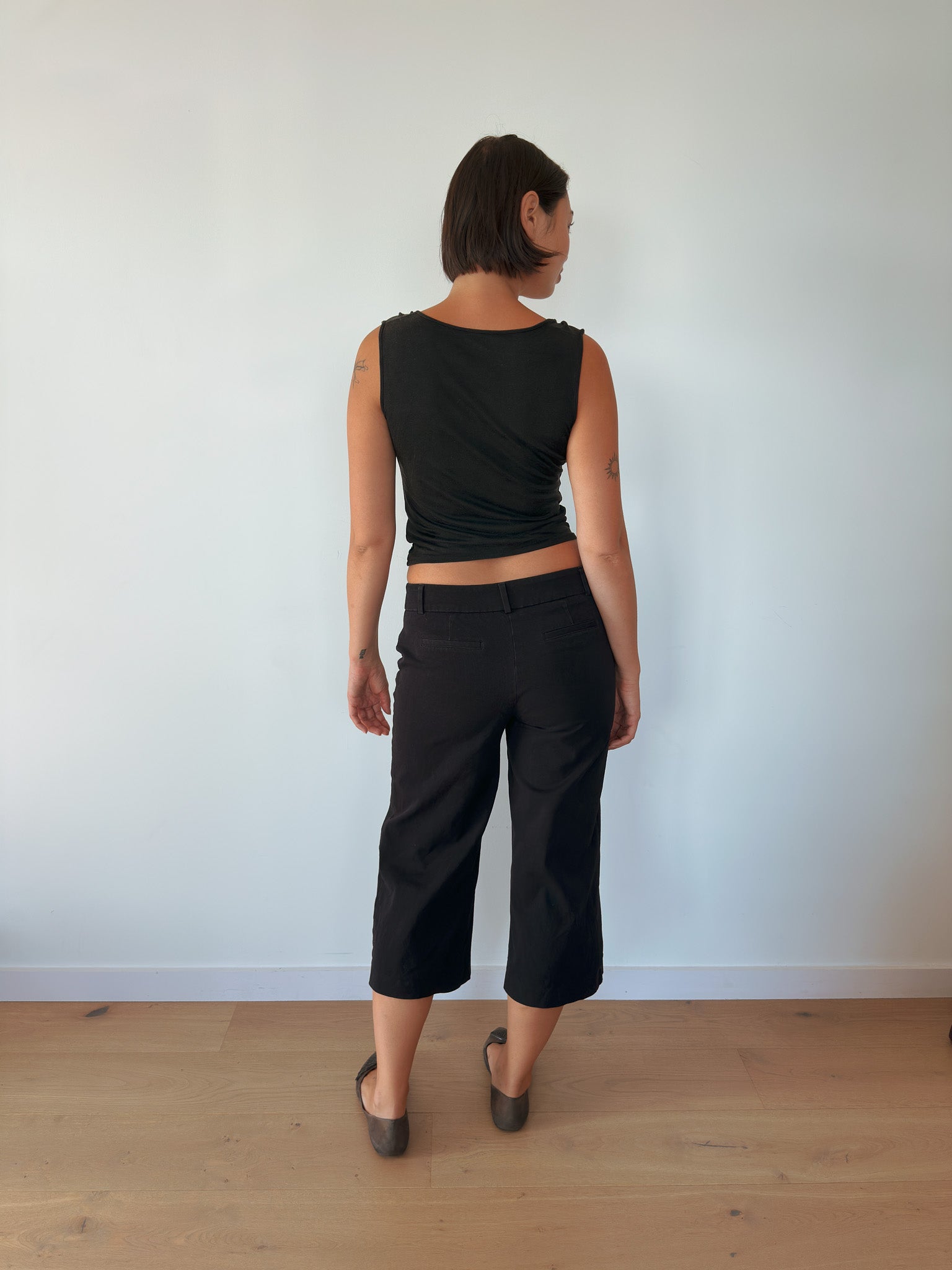 low rise wide leg capris — size S