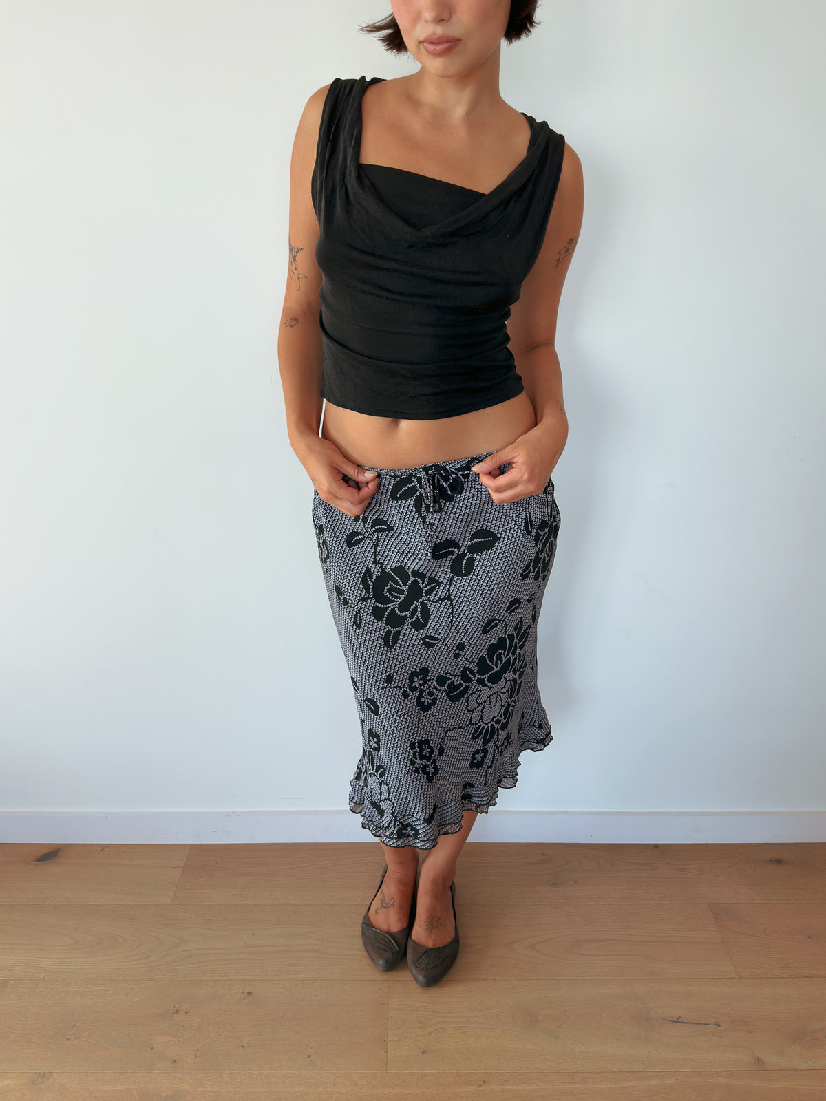 low rise midi skirt — size S-M