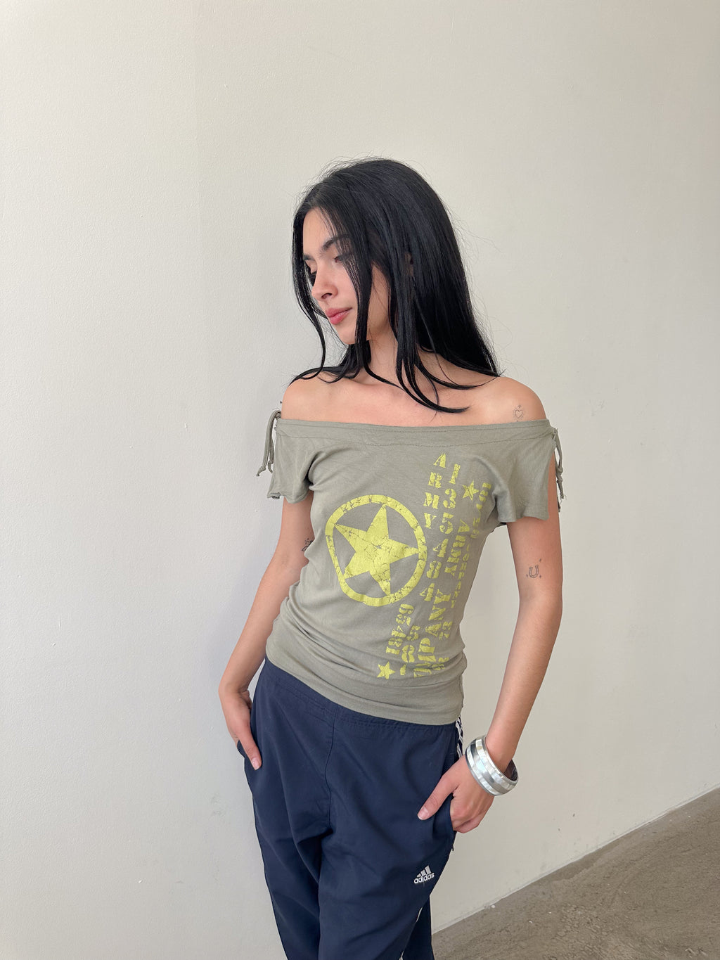slouch off shoulder tee / size s