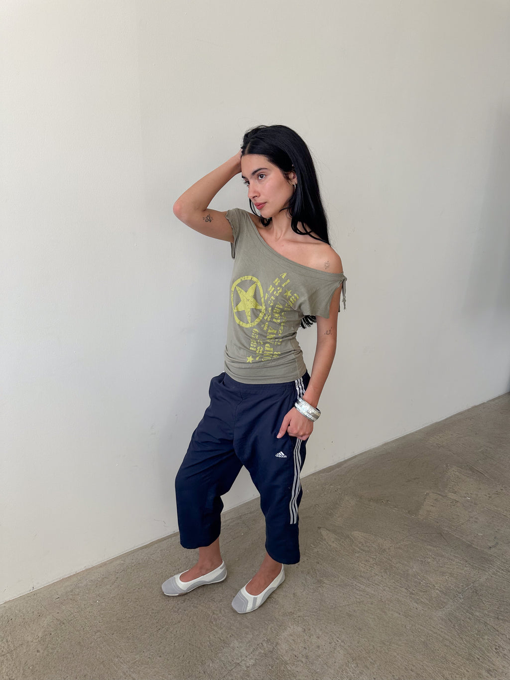 slouch off shoulder tee / size s